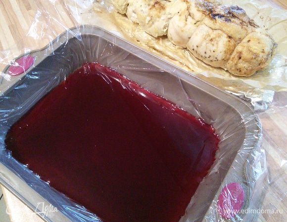 Рулет освободить от ниток. Подходящую по размеру форму выложить пищевой пленкой и вылить желе. Отправить в холод до полного застывания. 