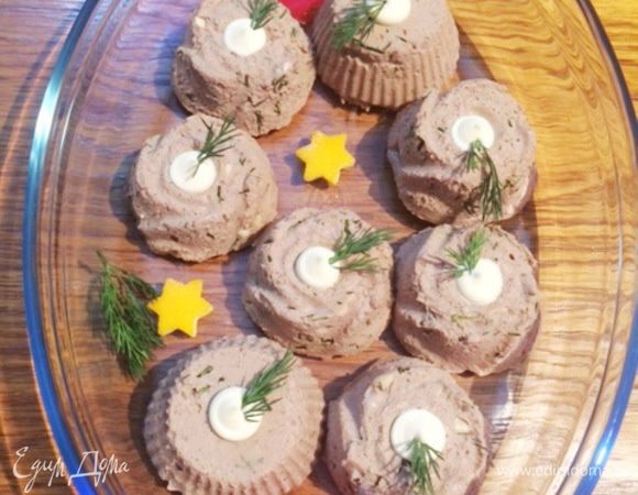 Оставшуюся печеночную массу я разложила по фигурным силиконовым формочкам, получилась порционная подача паштета.