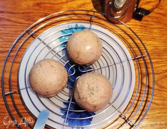 Застывшие пирожные освобождаем от формы. Вот так они выглядели. Обычные сладкие пирожные покрывают зеркальной глазурью. Вот и я решила свои покрыть. Для этого я приготовила смесь из 3 ложек сметаны и 3 ложек майонеза, добавив 1 ч. л. распущенного желатина. 