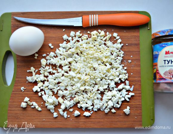 Яйца отварите, охладите и затем мелко порубите.