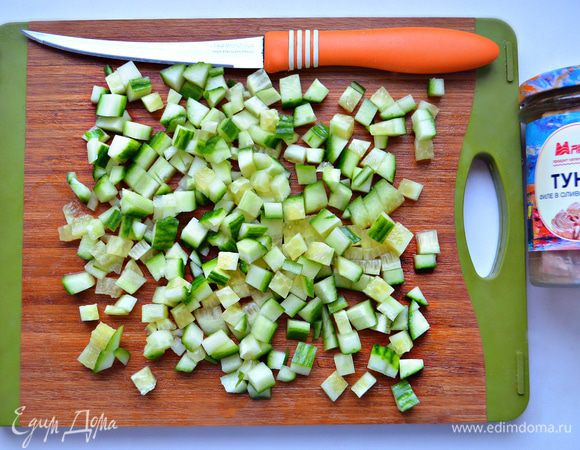 Огурец необходимо помыть, обсушить и нарезать небольшими кубиками.