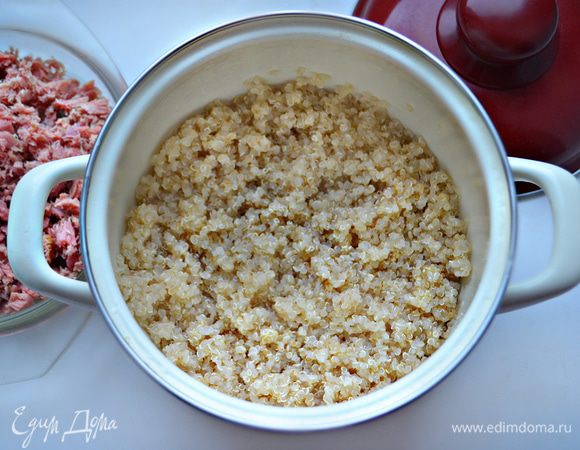 Киноа промойте теплой водой, залейте чистой водой и варите до готовности около 20 минут (после закипания воды немного посолите). После приготовления слейте воду и остудите киноа.