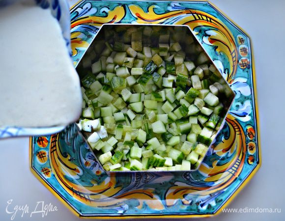 На тарелку установите сервировочное кольцо (или как у меня 6-угольную форму) и выкладывайте салат слоями: слой огурцов, слой тунца, слой киноа, слой яиц. Каждый слой необходимо промазывать сеточкой из соуса. 