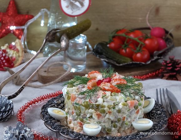 Яйца отварить, мелко порубить. Овощи отварить, почистить, порезать мелким кубиком. Огурцы и телятину также нарезать мелким кубиком. Зеленый лук мелко нарезать. С горошка и раковых шеек слить рассол. Соединить все компоненты вместе, заправить майонезом, перемешать. Украсить по желанию.