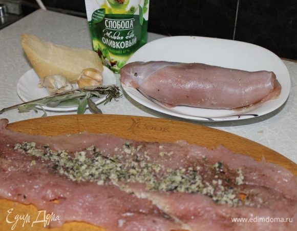 Филе грудки индейки надрежьте и раскройте, как книгу, накройте пленкой и отбейте в ровный пласт. Посолите, сдобрите перцем и приготовьте начинку для рулета.
В чашу блендера положите веточки шалфея, розмарина и чеснок, измельчите тщательно, добавьте натертый пекорино, перемешайте, добавьте немного оливкового майонеза ТМ «Слобода» и нанесите на пласт приготовленную начинку. 