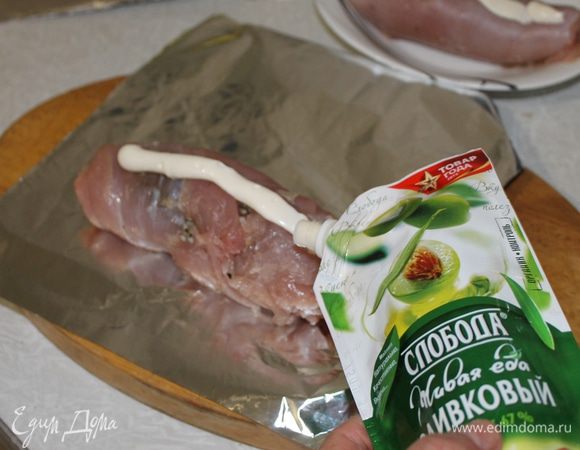 Сверните филе в плотный рулет, сверху смажьте майонезом.