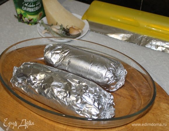 Заверните рулет в фольгу и отправьте в холодильник минимум на 2 часа. 