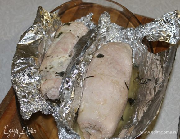 Нагрейте духовку до 180°С и запекайте рулет в течение часа.