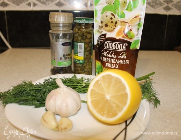 Готовим соус. Для соуса я использовала майонез ТМ «Слобода» на перепелиных яйцах, но здесь отлично подошел бы сметанный майонез от ТМ «Слобода».