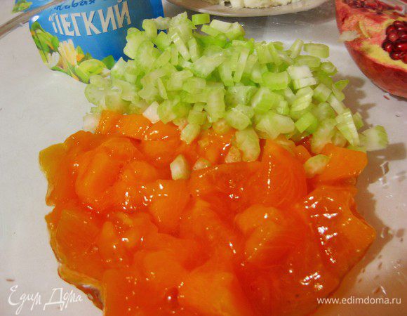 Очистить хурму, нарезать кубиками. Смешать с мелко нарезанным сельдереем.