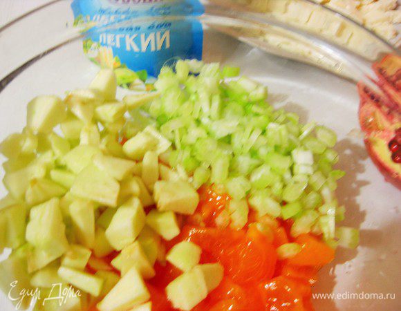 Очистить и нарезать яблоко, полить соком лимона, добавить в салат.