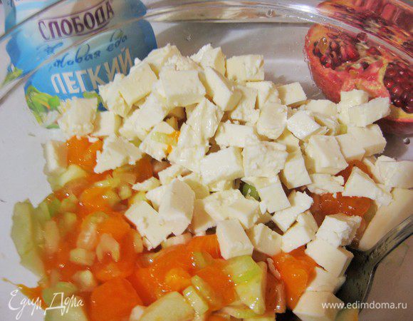 Адыгейский сыр нарезать кубиком, добавить в салат, перемешать.