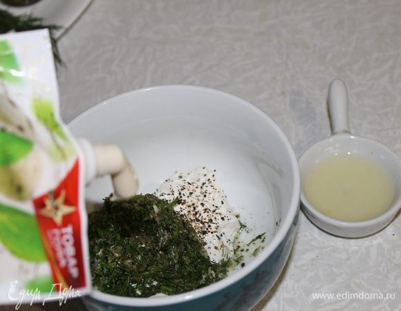 Соедините майонез, сметану, положите измельченные каперсы и зелень, влейте лимонный сок, посолите по вкусу, добавьте черный перец, перемешайте. 