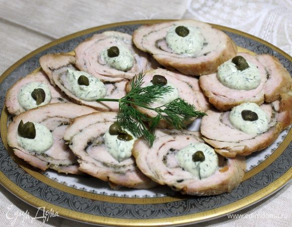 Нарежьте остывший рулет, добавьте на каждый ломтик приготовленный соус, дополните бутоном каперса, и пикантная закуска к новогоднему столу готова.
