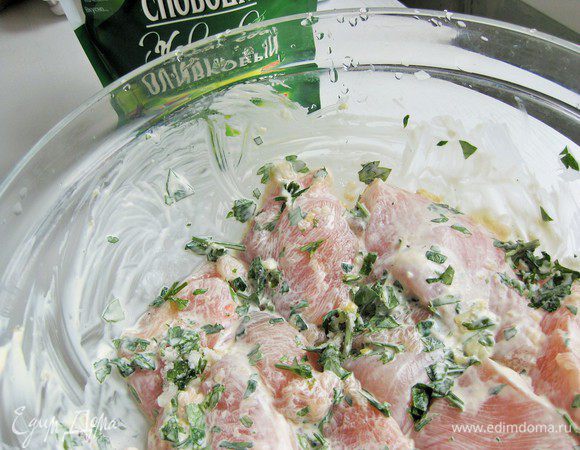 Добавить измельченный чеснок и зелень. Поставить в холодильник на 2 часа (можно на ночь).