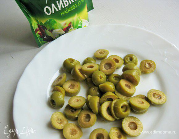 Порезать оливки кружочками.