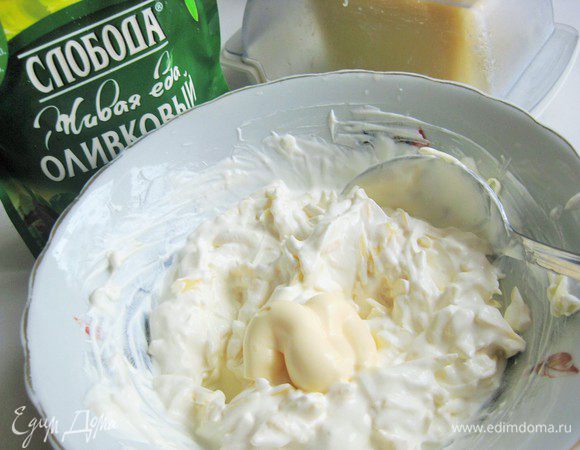 Смешать тертый сыр, сметану и 2 ст. л. майонеза.