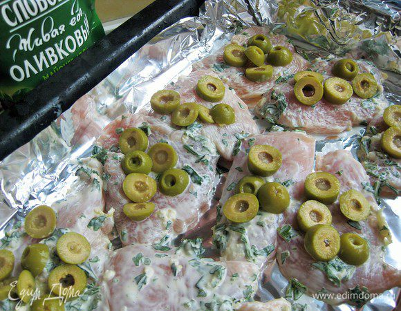 Выложить в форму для запекания филе, сверху на него оливки.