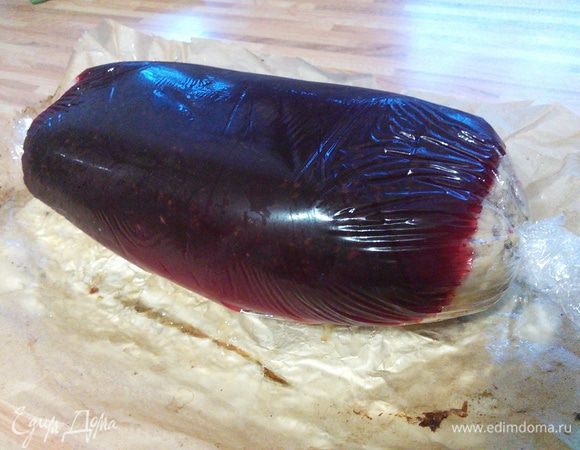 Накрыть куриный рулет пленкой с желе, закрепить бока и отправить в холодильник до востребования. 