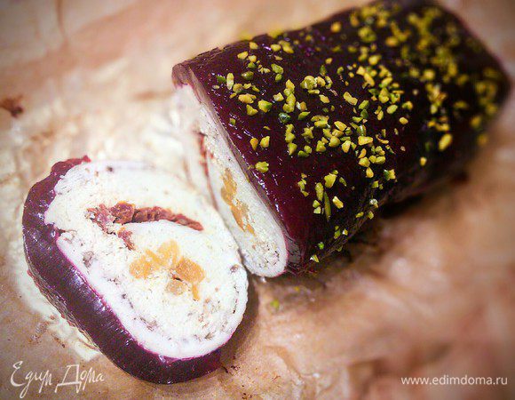 Перед подачей аккуратно снять пленку. Как я и подозревала, поверхность желе не осталась идеально гладкой. Все шероховатости прикрыли рубленные орешки — фисташки! 