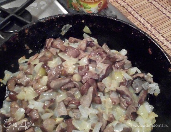 Белые грибы (предварительно разморозила) обжарить на сковороде с растительным маслом до  выпаривания жидкости. Затем добавить репчатый лук и обжарить грибы вместе с луком минут 10 — 15.