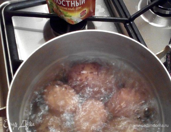 Картофель и яйца отварить до готовности.

