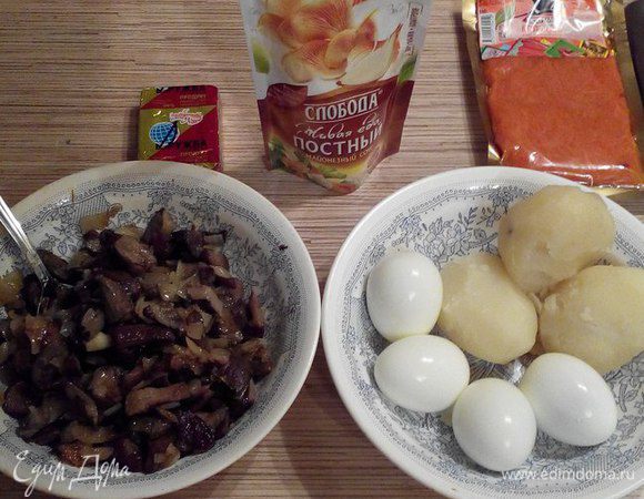 Готовые грибы, яйца и картофель охладить.

