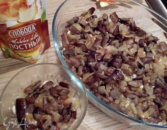Вторым слоем выкладываем  жареные грибы и лук.