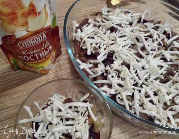 Третий слой — плавленый сыр, натертый на крупной терке. Чтобы сыр лучше натирался, предварительно подержите его в морозилке.