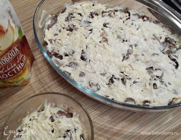 Смазать все майонезом.