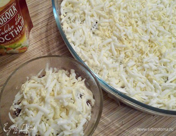 Следующий слой — яйца, натертые на крупной терке.