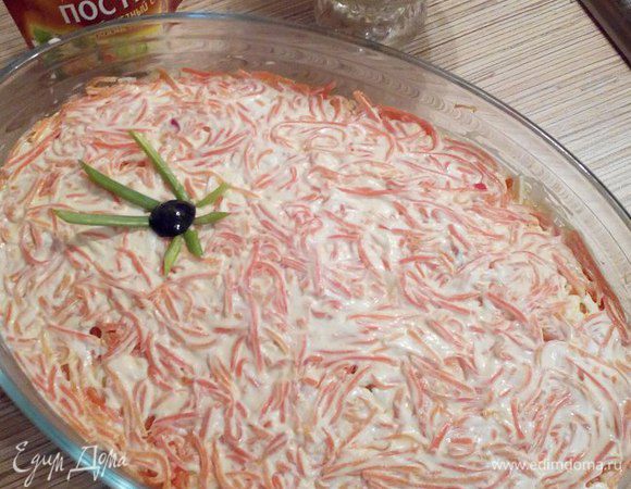 И густо промазываем все майонезом. Салат готов. Украшаем его и оставляем для пропитки на некоторое время. Приятного аппетита!