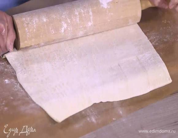 Рабочую поверхность посыпать мукой и слегка раскатать тесто.