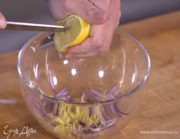 Цедру лимона натереть на мелкой терке, выжать из него 2 ст. ложки сока.