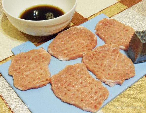 Свинину нарезать порционными кусками по размеру чуть больше, чем кольцо ананаса. Толщина кусочков примерно 1 — 1,5 см. Отбить кухонным молотком. У меня получилось 5 кусочков.