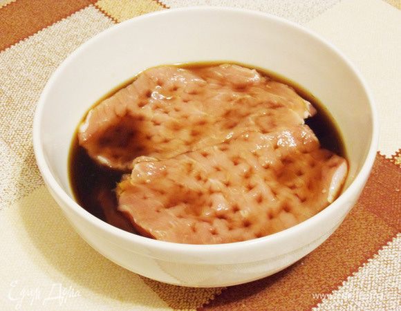 Замариновать в соусе, состоящем из соевого соуса и ананасового сиропа из банки с ананасами. Мариновать примерно 1 час.