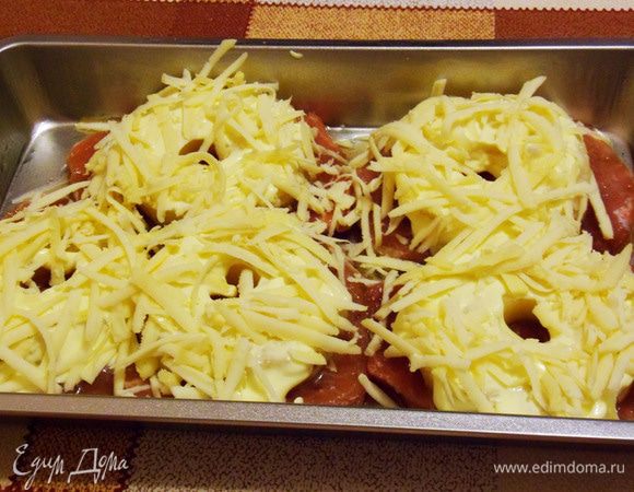 Сыр натереть на крупной терке. Посыпать натертым сыром. Поставить в разогретую до 180°С духовку на 30 — 40 минут.