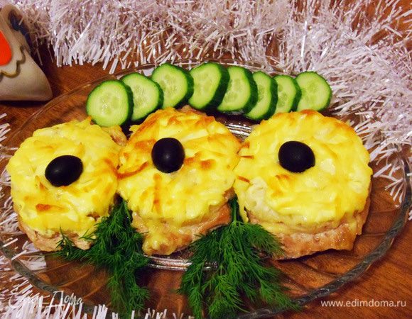 Свинину с ананасами обязательно подавать в горячем виде. Я украсила зеленью и огурцами. В середину вложила маслины.