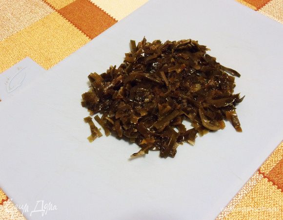 Нарезать помельче маринованную морскую капусту.