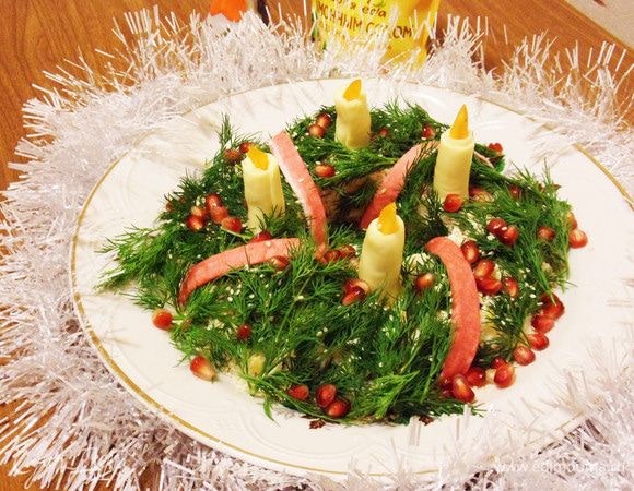 Убрать стакан. Оформить в новогоднем стиле. Хвойные веточки (укроп), ленты (красные полоски от крабовых палочек), огонь в свечах (кусочки сладкого перца), снег на ветках (кунжут), украшения на ветках (зерна граната). Есть, где разгуляться фантазии. Приятного аппетита! С Новым годом, с новым счастьем!