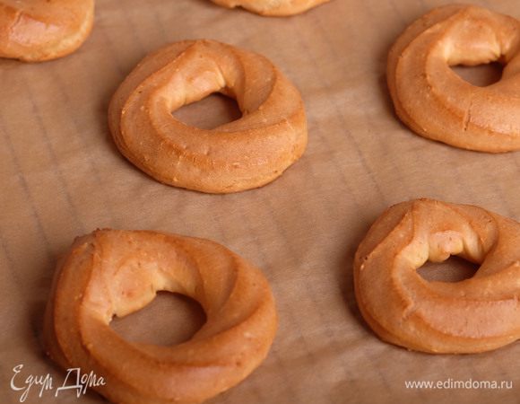И выпекаем при 200°С в хорошо разогретой духовке до румяной уорочки. Около 15–20 минут. Остужаем.