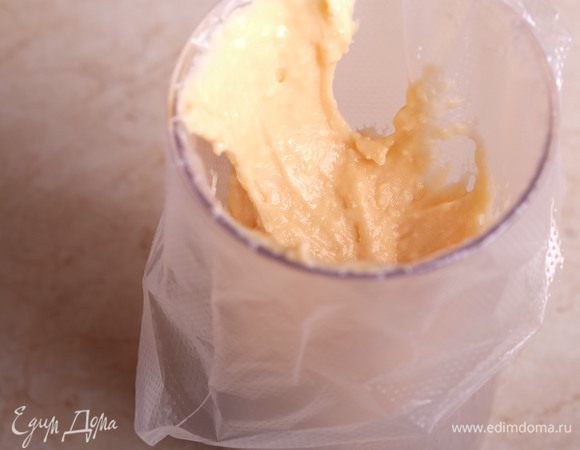 Перекладываем тесто в кондитерский мешок с насадкой «закрытая звезда» 10 мм.