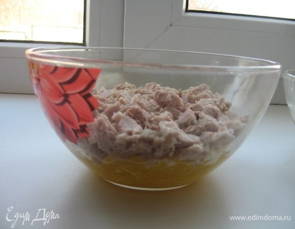 Предварительно отваренную свинину режем поперек волокон тоже не крупно, выкладываем мясо вторым слоем, чуть посолить и промайонезить.