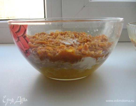 Корейскую морковку немного порезать, если она длинная, чтобы потом в процессе поедания было удобнее и не тянулись длинные морковные нити. Укладываем ее третьим слоем и снова майонез ТМ «Слобода» На перепелиных яйцах.