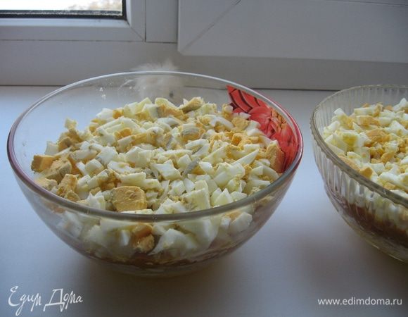 Яйца, предварительно сваренные вкрутую, режем и делаем из них четвертый слой, соль, майонез.