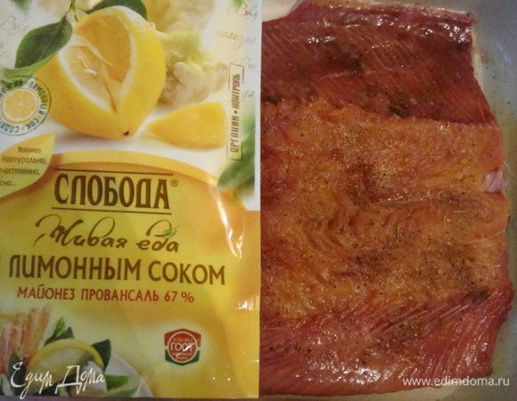 Горбушу почистить, помыть и обсушить бумажным полотенцем. Разрезать вдоль хребта. Форму для запекания смазать подсолнечным маслом. Рыбу посолить, поперчить и посыпать приправой для рыбы. Уложить в форму мякотью вверх.