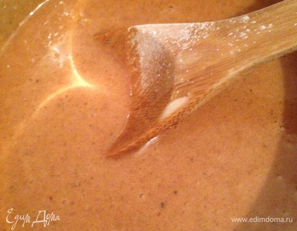 Смешать все ингредиенты «горячей смеси» и довести до кипения в емкости не менее 2 л. Снять с огня, добавить сливочное масло комнатной температуры и разрыхлитель. Быстро все перемешать. Должна образоваться густая ароматная пена. 