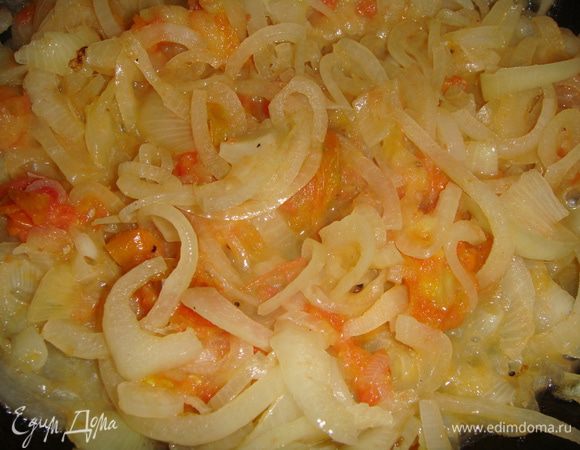 Помидоры с луком нарезать и потушить на подсолнечном масле.