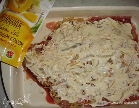 Майонез распределить по всей поверхности.