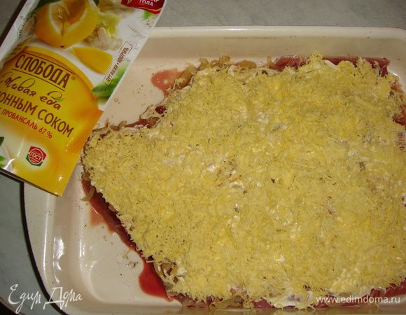 Сверху майонеза натереть сыр. Закрыть форму фольгой. И поставить запекаться в духовку при температуре 190°С на 20 минут.